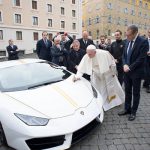 People: Lamborghini offre une édition unique d’un de ses modèles au Pape François.