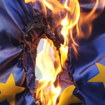 RDC : Les drapeaux de l’Union Européenne et de la Belgique sont brulés lors d’une manifestation devant l’ambassade de la Belgique à Kinshasa.