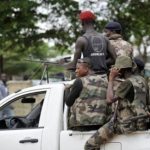 NIGERIA : Des policiers réclament leur salaire en tirant à l’aire