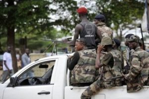 NIGERIA : Des policiers réclament leur salaire en…