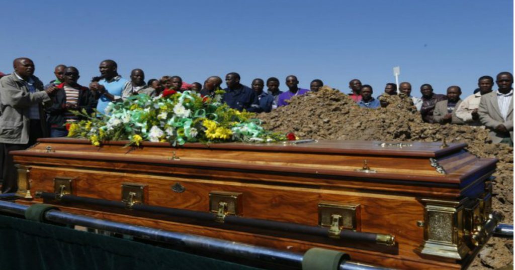 AFRIQUE DU SUD : Un sud-africain enterré avec des portables, de l’argent et de la bière.