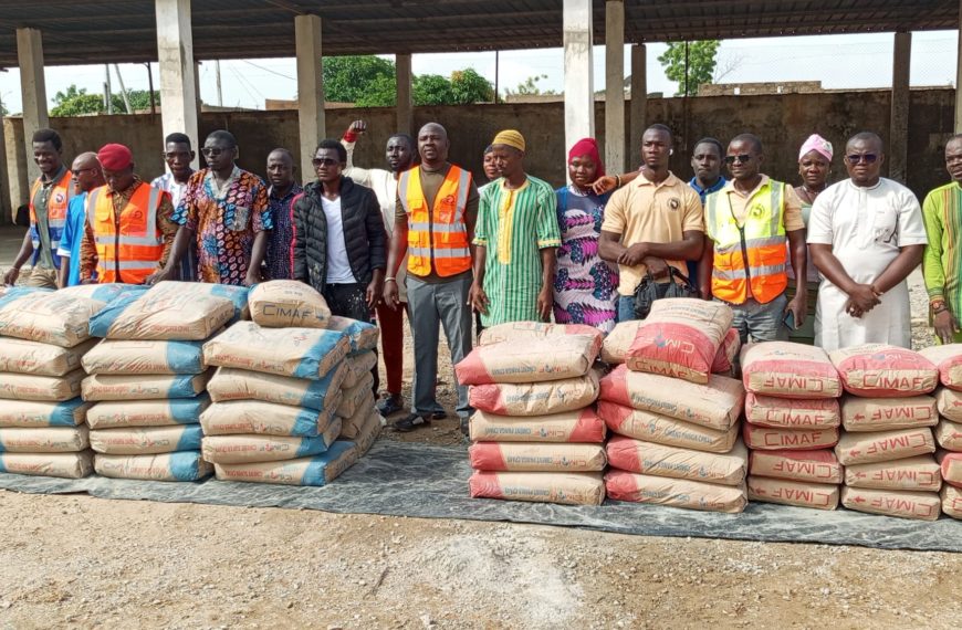FASO MÊBO : Le Mouvement Burkindi offre 4,5 tonnes de ciment.