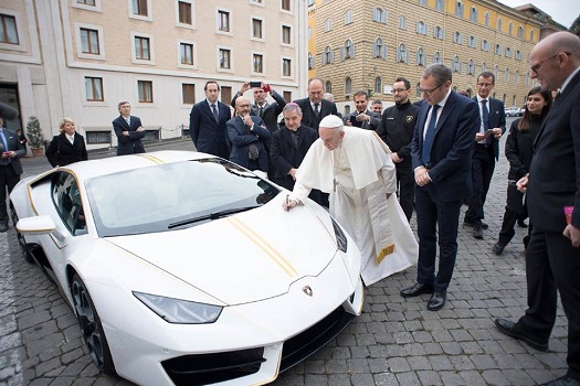 People: Lamborghini offre une édition unique d’un de ses modèles au Pape François.