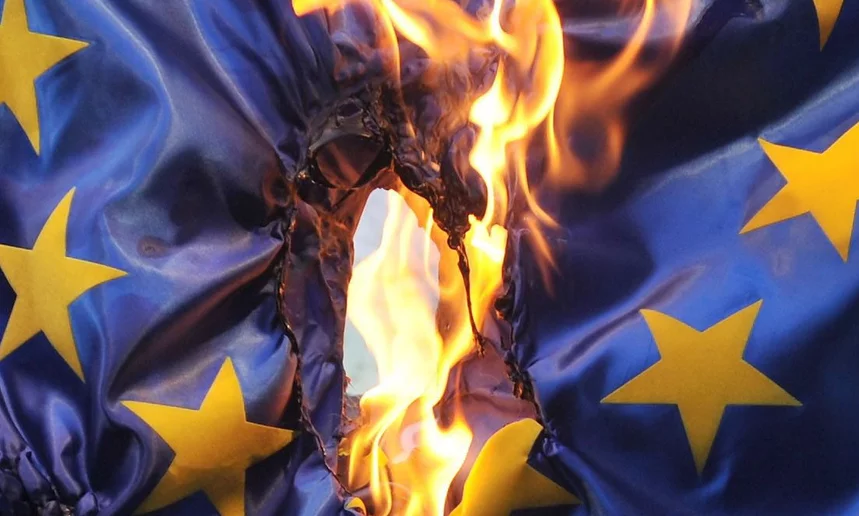 RDC : Les drapeaux de l’Union Européenne et de la Belgique sont brulés lors d’une manifestation devant l’ambassade de la Belgique à Kinshasa.