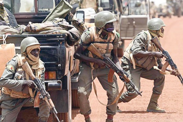 MALI : Des raides français appuis l’armée malienne dans de violents combats contre les jihadistes .
